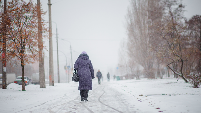 冬の凍結した路面を歩くイメージ