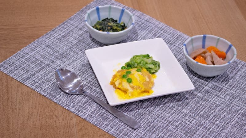 テーブルの上に配膳されたお皿に盛りつけたカツ煮や副菜